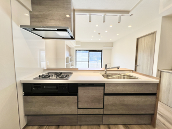 �����s�����q�s���M��2���ڔ����q�s���w�Z�����q�s�{�㒆�w�Z�̒��Ã}���V�����̃L�b�`��